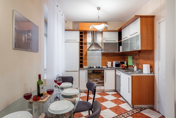 Comfort Apartment, Balcony, Courtyard View | Private kitchen - Spacious apartments near Pobedy Square (Minsk)