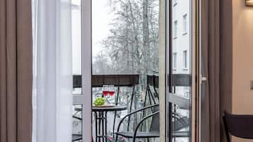 Apartamento conforto, sacada, vista para o pátio | Vista do quarto