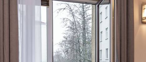 Appartement Confort, balcon, vue cour intérieure | Vue de la chambre