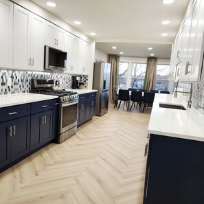 Private kitchen - Waterfront 5 bedroom Villa with Theater & Gameroom. (Essex)