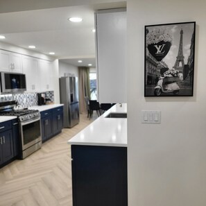 Private kitchen - Waterfront 5 bedroom Villa with Theater & Gameroom. (Essex)