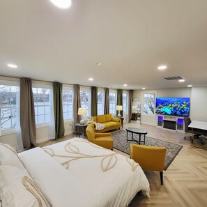 Iron/ironing board, WiFi, bed sheets - Waterfront 5 bedroom Villa with Theater & Gameroom. (Essex)