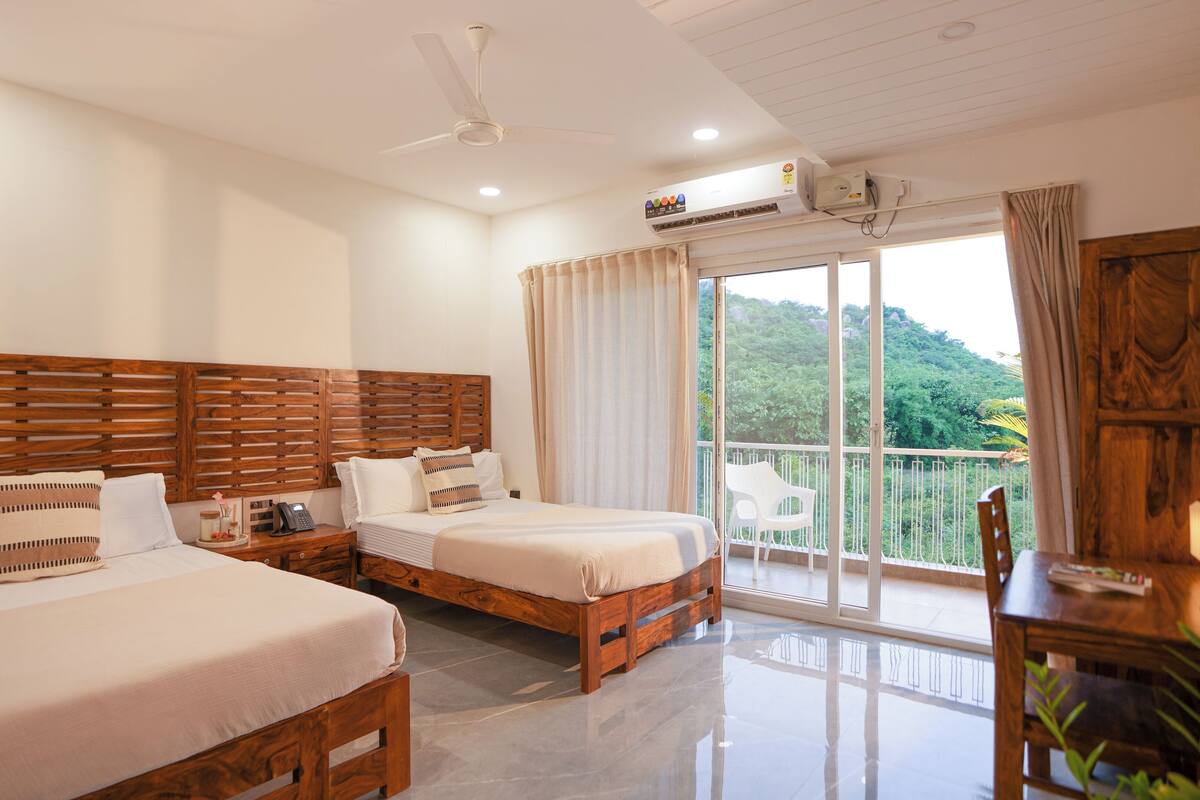 Pengeskab på værelset, individuel indretning, skrivebord, lydisolering