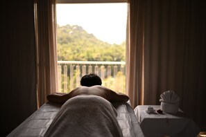 Salas de tratamiento para parejas, un sauna, una bañera de hidromasaje