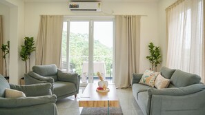 Caja de seguridad en la habitación y escritorio 