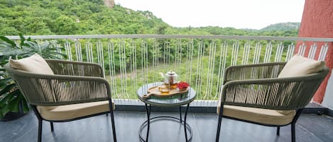 Caja de seguridad en la habitación, muebles diferentes y escritorio