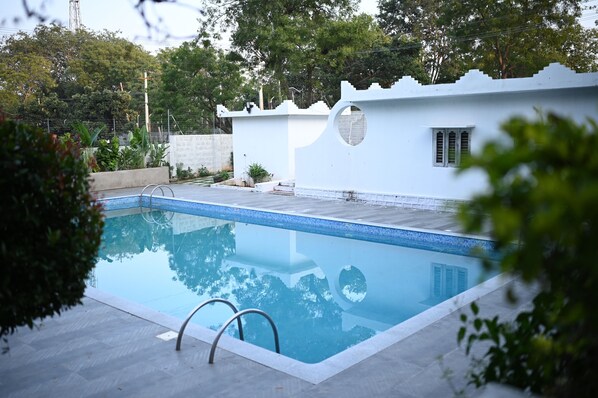 Una piscina al aire libre