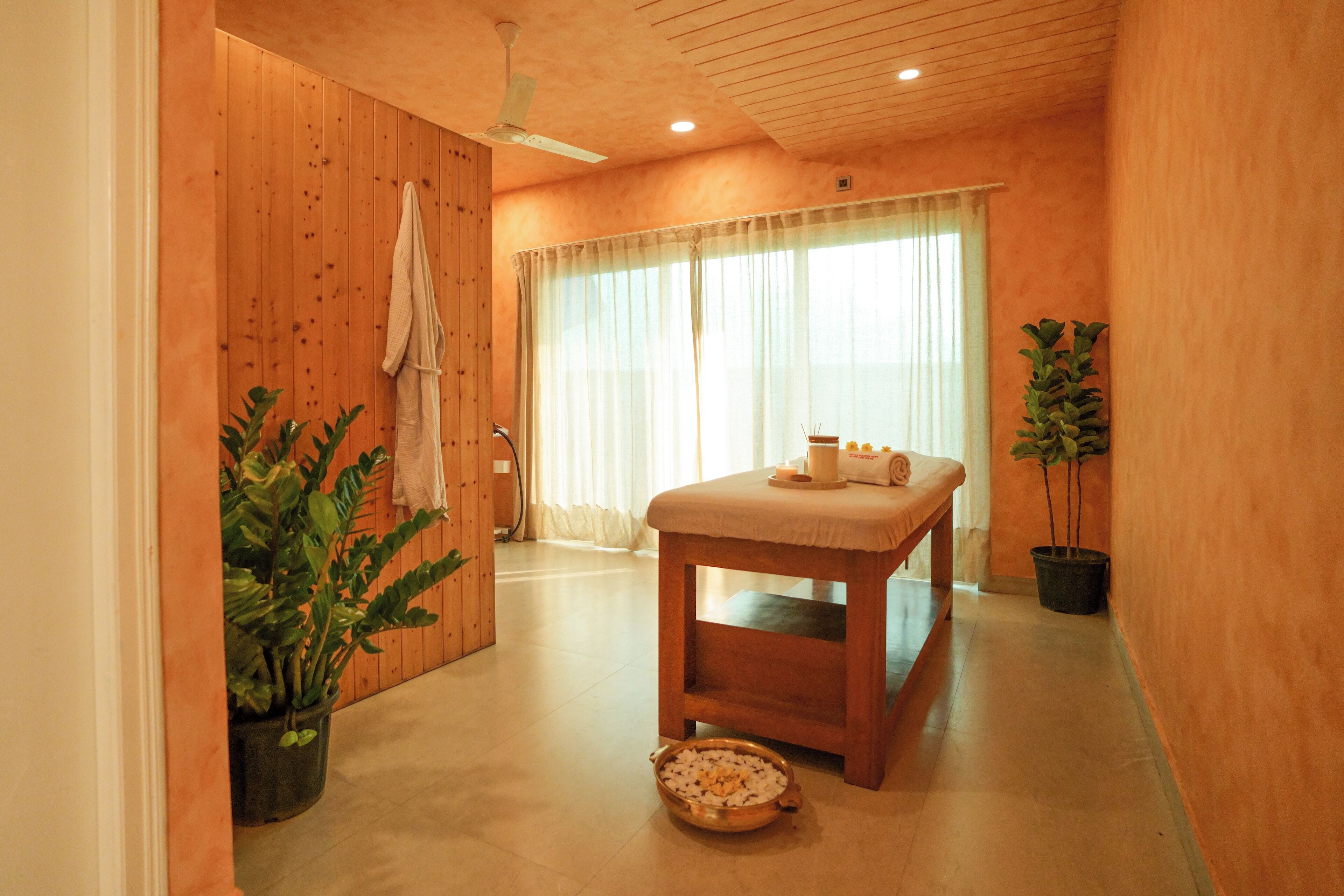 Couples treatment room(s), sauna, hot tub, steam room