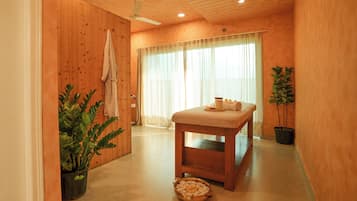 Couples treatment room(s), sauna, hot tub, steam room