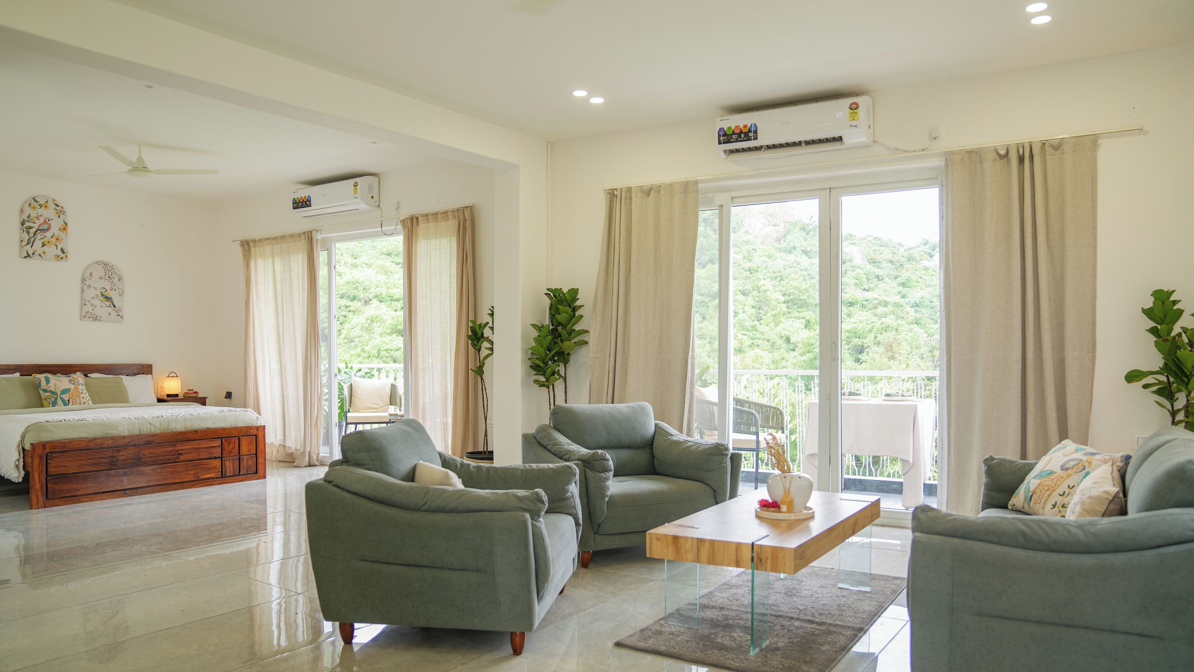 高級客房 | 客房內保險箱、布置獨特、書桌、隔音