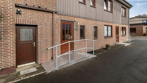 Ein zweistöckiges Gebäude mit Backsteinfassade und Metalldach.