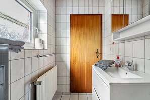 Chuveiro, toalhas de banho