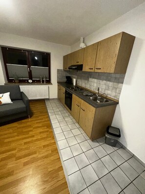 Fridge, microwave, oven, stovetop - Apartment "Practical Monteurzimmer 4" with Shared Garden and Wi-Fi (Weddingstedt)