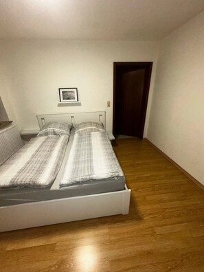 WiFi, bed sheets - Apartment "Practical Monteurzimmer 4" with Shared Garden and Wi-Fi (Weddingstedt)