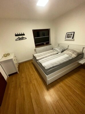 WiFi, bed sheets - Apartment "Practical Monteurzimmer 4" with Shared Garden and Wi-Fi (Weddingstedt)