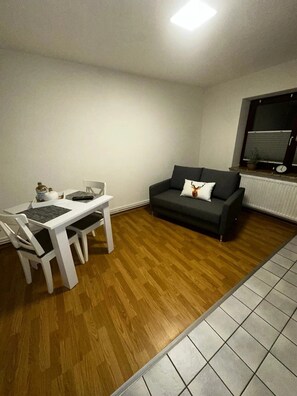 Interior - Apartment "Practical Monteurzimmer 4" with Shared Garden and Wi-Fi (Weddingstedt)