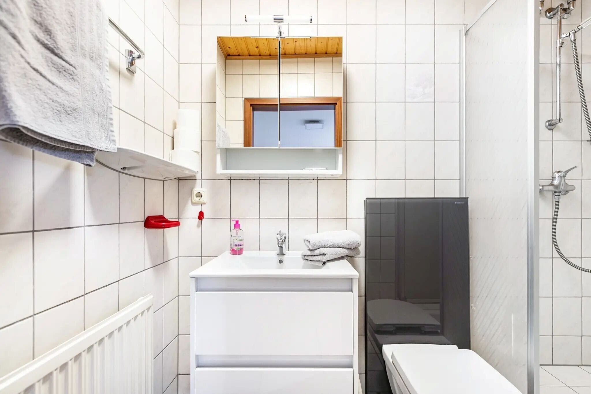 Shower, free toiletries, towels