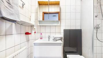 Shower, free toiletries, towels