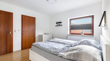 Desk, WiFi, bed sheets