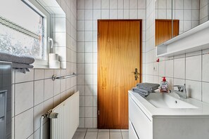Shower, free toiletries, towels