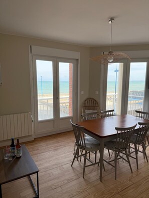 Dining - The lighthouse facing the sea (Saint-Valery-en-Caux)
