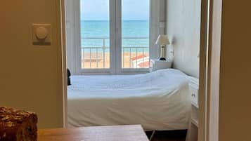 Iron/ironing board, Internet, bed sheets