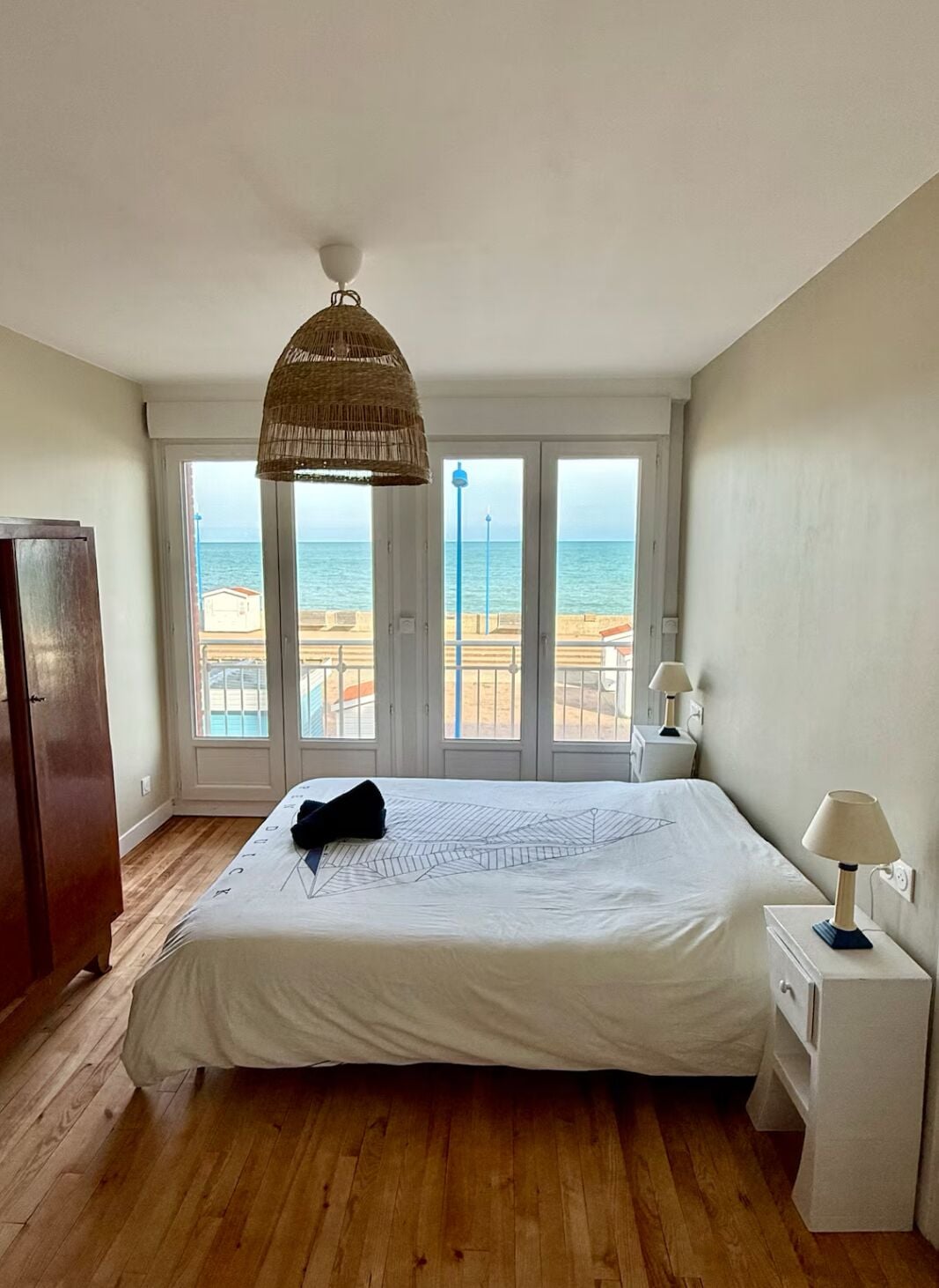 2 bedrooms, iron/ironing board, internet, bed sheets