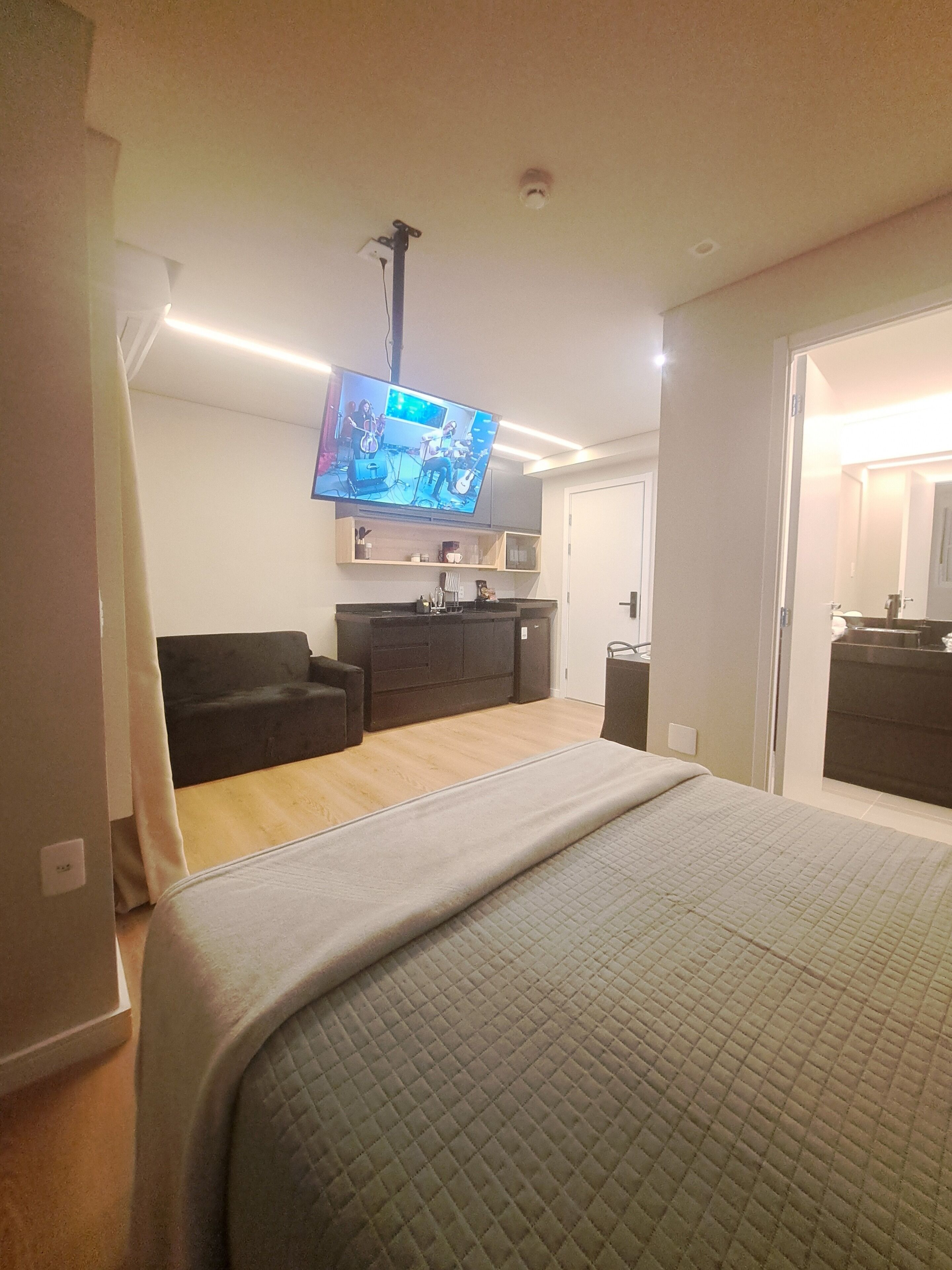 Skrivebord, strykejern/-brett, wi-fi (inkludert) og sengetøy