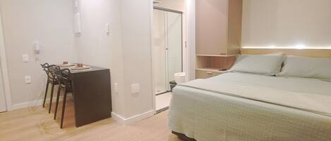 デスク、アイロン / アイロン台、WiFi (無料)、ベッドシーツ