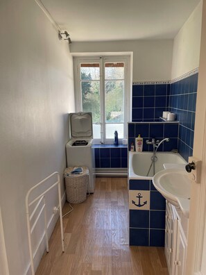 Hair dryer, towels, soap, toilet paper - Apartment sharing in a house with garden (Écully)