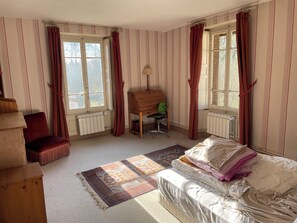 Tabla de planchar con plancha, internet y ropa de cama 