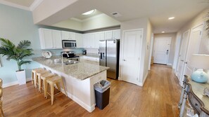 Refrigerador, horno, cafetera/tetera, tostadora