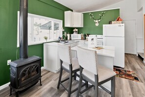 Refrigerador, horno, cafetera/tetera, tostadora