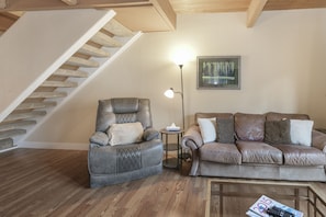 Condo, 2 chambres | Aire de séjour