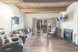 Condo, 2 chambres | Aire de séjour