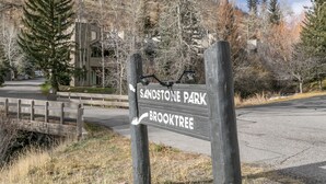 A wooden signpost with 'Sandstone Park' and 'Brooktree' directions. - Brooktree Condos D221 2 Bedroom Condo (Vail)