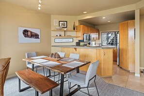 Condo, 1 Bedroom | Dining - River Ridge 323a 1 Bedroom Home (Bend)