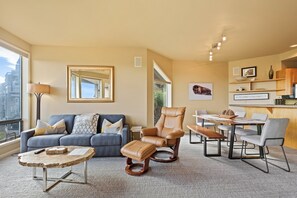 Living area - River Ridge 323ab 2 Bedroom Home (Bend)