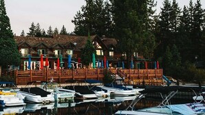 Un chalet en bois avec un quai et des bateaux.