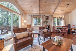 Casa, 3 quartos | Área de estar | Smart TV