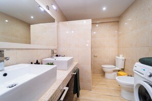 Dusche, Haartrockner, Bidet, Handtücher