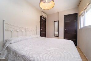 Iron/ironing board, Internet, bed sheets - Apartment Benidorm swimming pool, comfort, beautiful view and very close to the beach. (Benidorm)