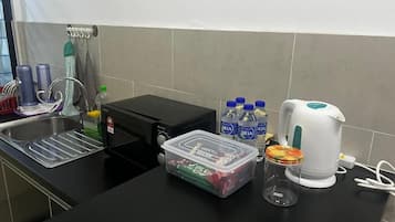 Kühlschrank, Mikrowelle, Wasserkocher, Kochgeschirr/Geschirr/Besteck