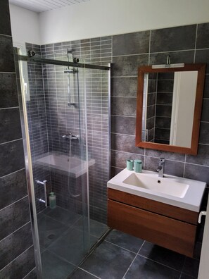 Shower, hair dryer, bidet, towels - Les terrasses de Maëlle II - Pretty villa with pool and sea view in Rivière-Salée (Rivière-Salée)