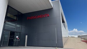 En moderne bygning med et stort skilt, hvor der står "PHANOMENTA".