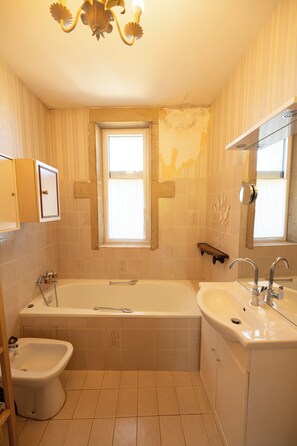 Sèche-cheveux, bidet, serviettes fournies, savon