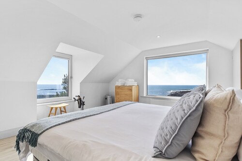 Beautiful 4-bedroom house with stunning sea views in the village of Guileen