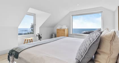 Beautiful 4-bedroom house with stunning sea views in the village of Guileen