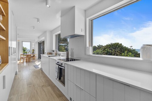 Beautiful 4-bedroom house with stunning sea views in the village of Guileen