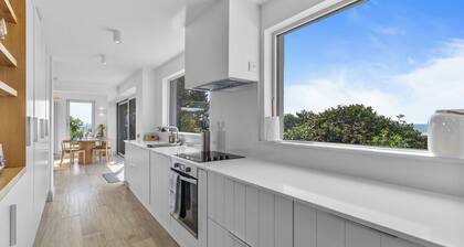 Beautiful 4-bedroom house with stunning sea views in the village of Guileen